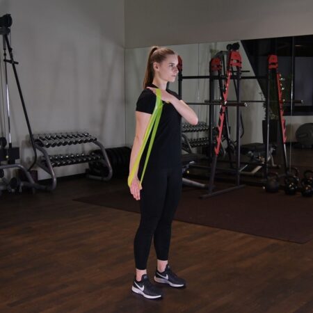 Prostowanie ramienia z gumą mini band stojąc just be fit Prostowanie ramienia z gumą mini band stojąc just be fit