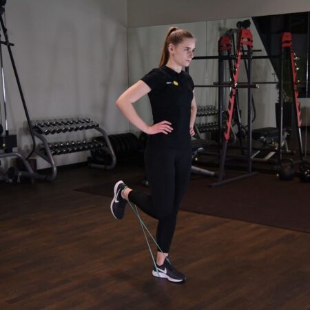 Uginanie kolana z gumą mini band stojąc just be fit Uginanie kolana z gumą mini band stojąc just be fit