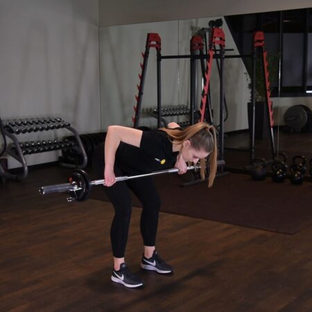 Wiosłowanie sztangą w opadzie tułowia z rękami szeroko just be fit Wiosłowanie sztangą w opadzie tułowia z rękami szeroko just be fit