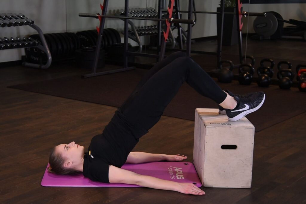 Wznosy bioder z nogami na podwyższeniu just be fit Wznosy bioder z nogami na podwyższeniu just be fit