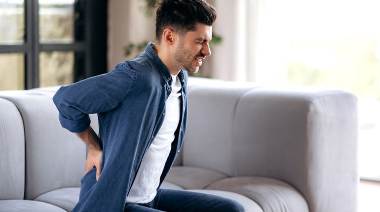 mężczyzna podczas nasilenia dolegliwości bólowych pleców