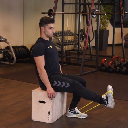 Prostowanie kolana z gumą mini-band siedząc-kwadrat Prostowanie na 4 głowy uda z gumą mini band siedząc