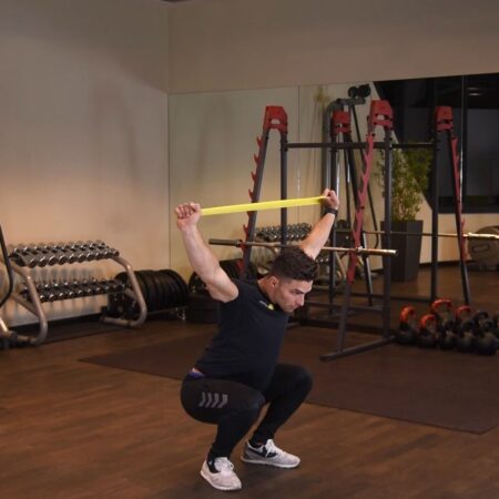 Przysiad z gumą mini-band nad głową-kwadrat