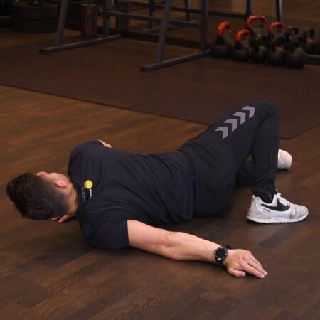 Rozciąganie klatki piersiowej w leżeniu przodem-kwadrat Rozciąganie klatki piersiowej w leżeniu