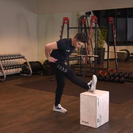 Rozciąganie tyłu uda z nogą na podwyższeniu-kwadrat