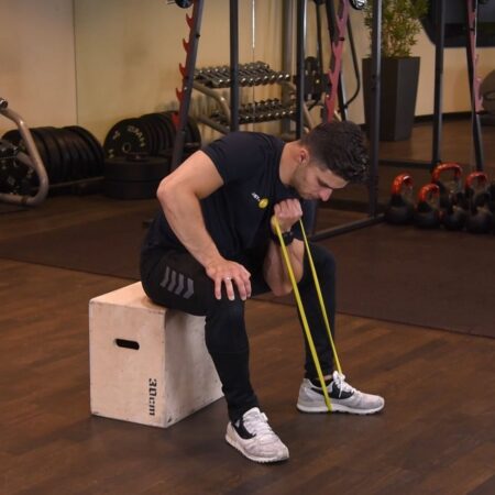 Uginanie ramienia siedząc z gumą mini-band-kwadrat