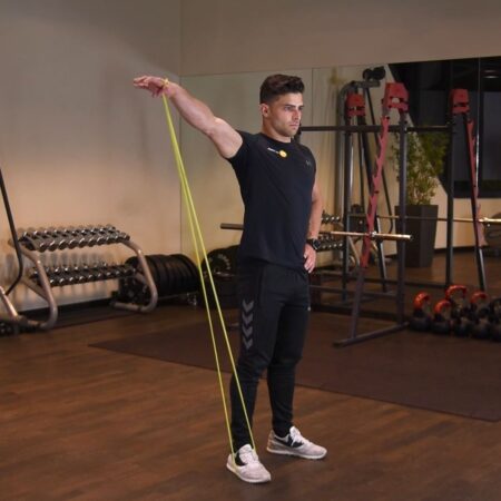 Unoszenie ramienia bokiem w staniu z gumą power-band-kwadrat