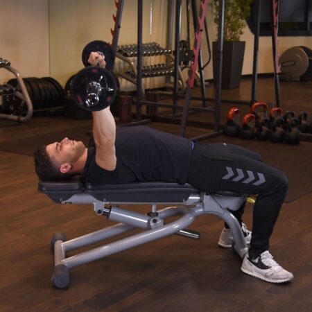 Wyciskanie sztangi leżąc na ławce płaskiej szeroko-kwadrat Wyciskanie sztangi na ławce płaskiej chwytem szerokim