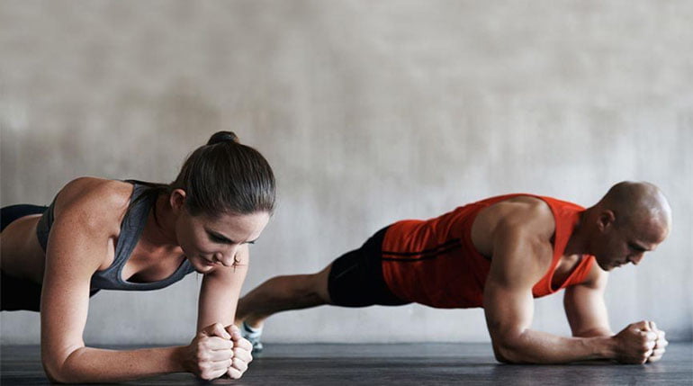 para wykonująca ćwiczenia na spalanie tłuszczu