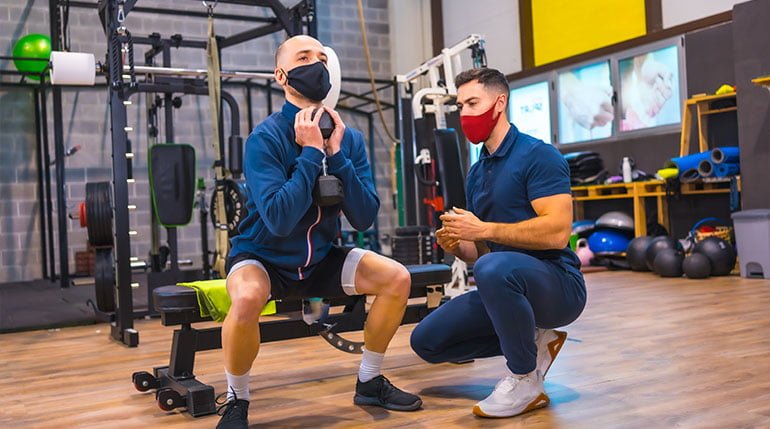 cwiczenia na nogi z trenerem personalnym