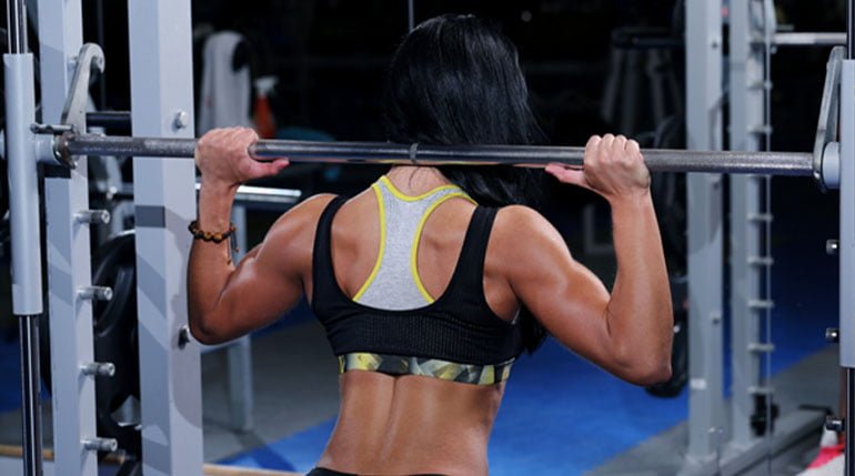 kobieta cwiczaca nogi