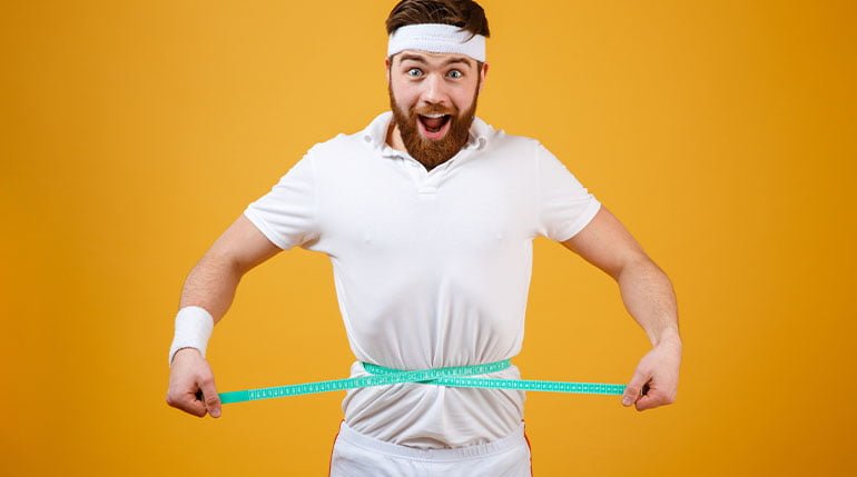 mężczyzna pokazujący efekty zdrowej diety