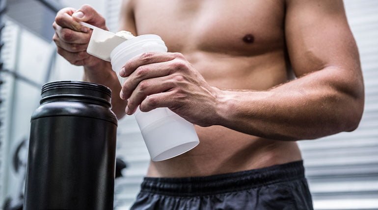 przygotowywanie shake'a białkowego