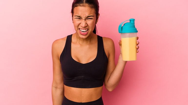 uśmiechnięta kobieta z białkiem