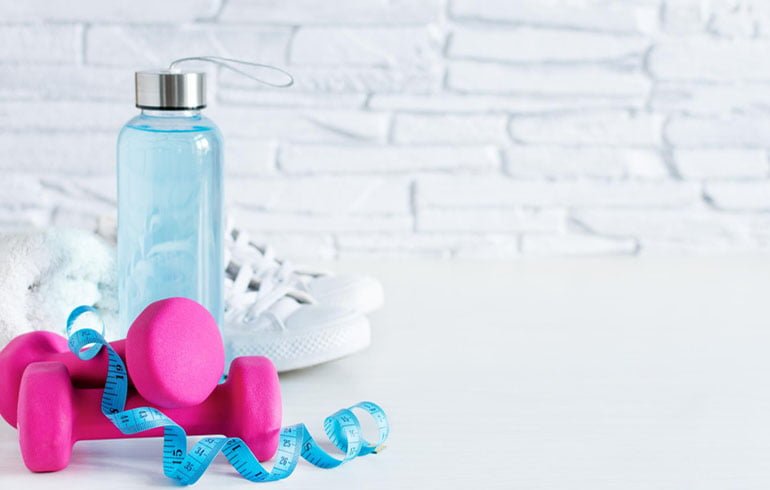 bidon z wodą i hantle