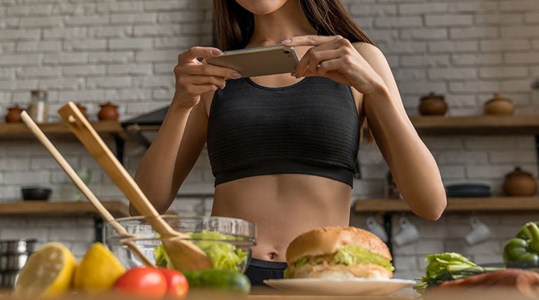 kobieta przygotowująca danie diety lekkostrawnej