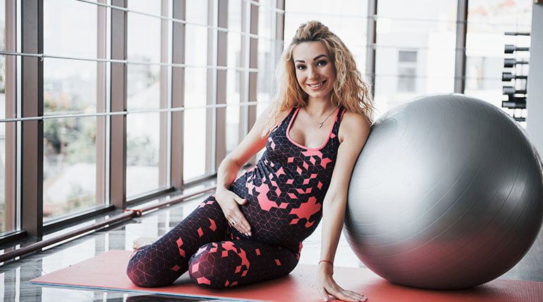 kobieta w ciąży podczas ćwiczeń