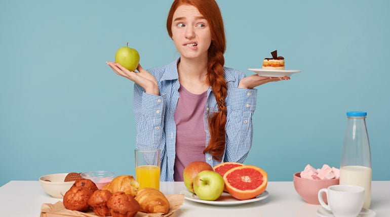 kobieta zastanawiająca się co zjeść