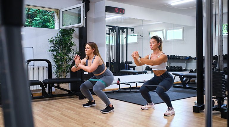 kobiety ćwiczące mięśnie pośladkowe