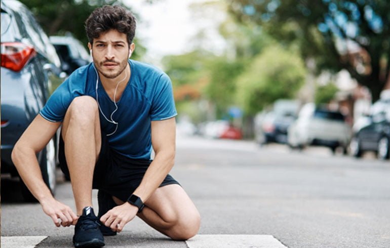 mężczyzna przygotowujący się do biegania