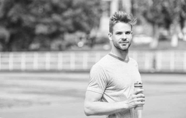 mężczyzna trzymający bidon z wodą