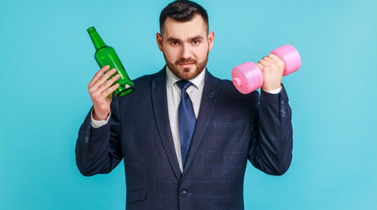 mężczyzna wybierający pomiędzy treningiem a alkoholem