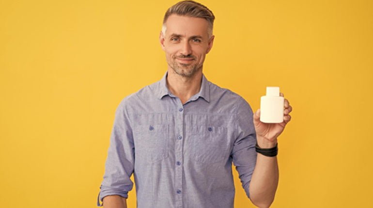 mężczyzna z suplementem diety