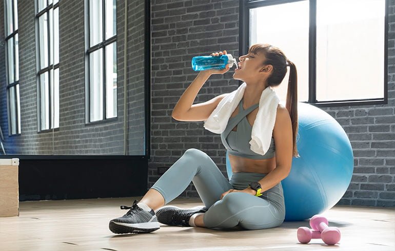 picie wody na siłowni