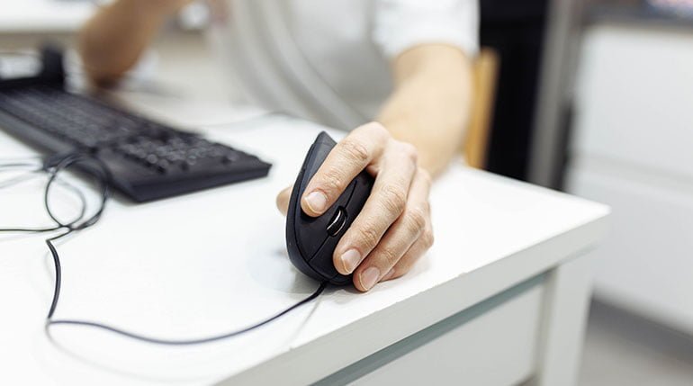 praca przy komputerze jako powód łokcia tenisisty