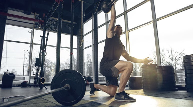 tureckie wstawanie z kettlebellem