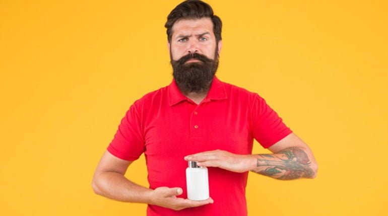 witaminy trzymane przez męzczyzne