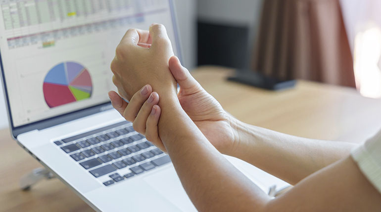ból nadgarstka podczas pracy przy komputerze