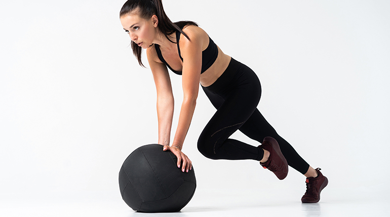 ćwiczenie kobiety core stability na piłce