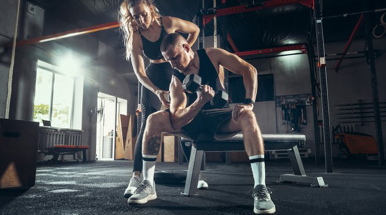 ćwiczenia izolowane wykonywane przez parę