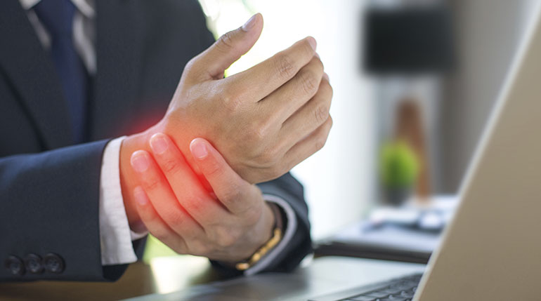 człowiek cierpiący na ból nadgarstka