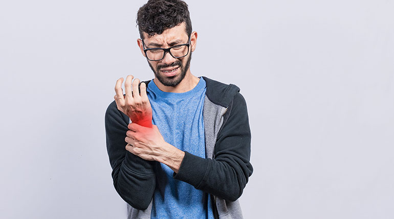 drętwienie ręki mężczyzny