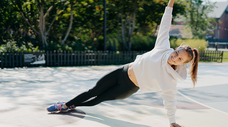 kobieta ćwicząca core stabilitiy na zewnątrz