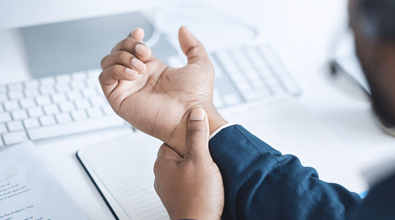 mężczyzna cierpiący na cieśń nadgarstka