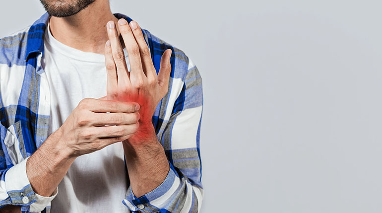 mężczyzna odczuwający ból w ręce