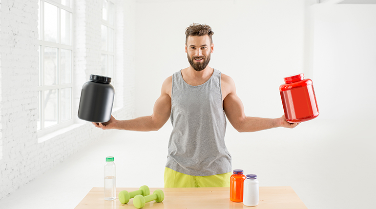mężczyzna trzymający białko i kreatynę