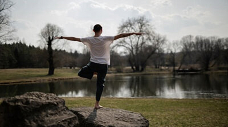 mężczyzna uprawiający jogę na zewnątrz