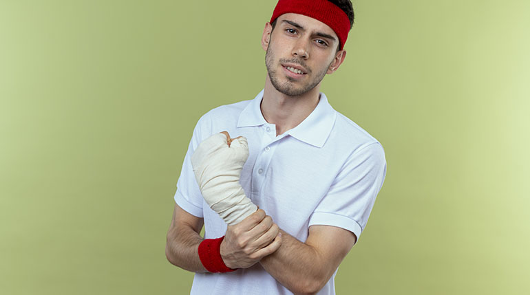 mężczyzna z uszkodzonym nadgarstkiem