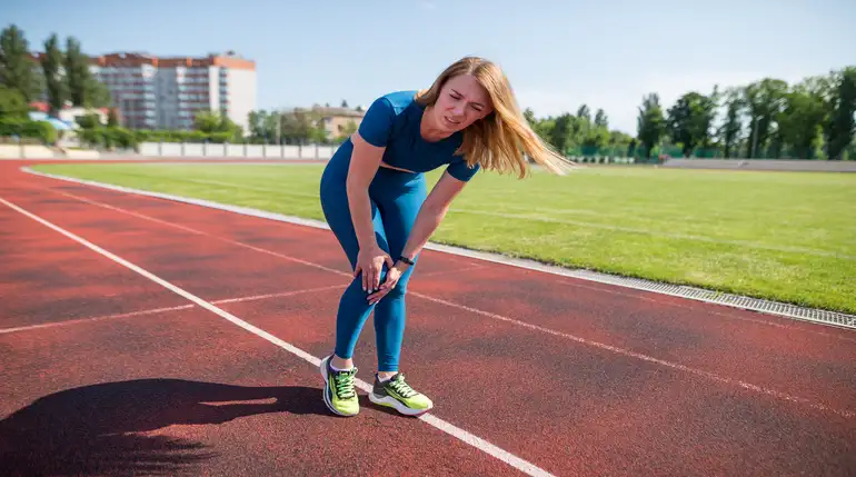 bolące kolano biegacza kobiety