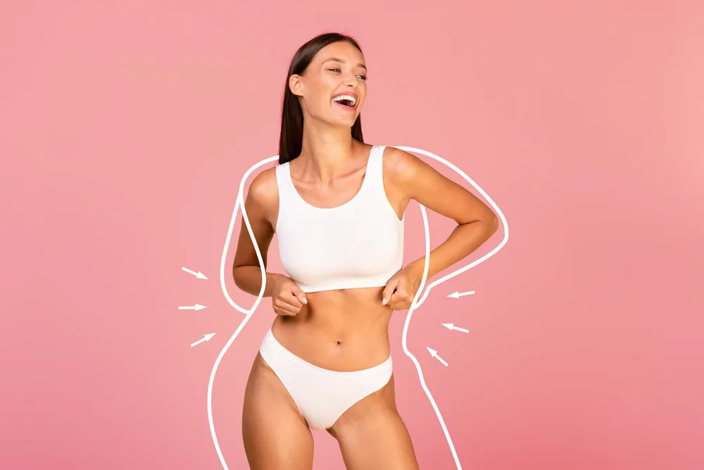 kobieta cieszy się ponieważ zrzuciła nadmierną tkankę tłuszczową
