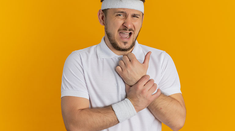 sportowiec cierpiący na zespół cieśni nadgarstka