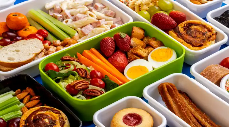 różnorodne produkty wspomagające trening na rzeźbę