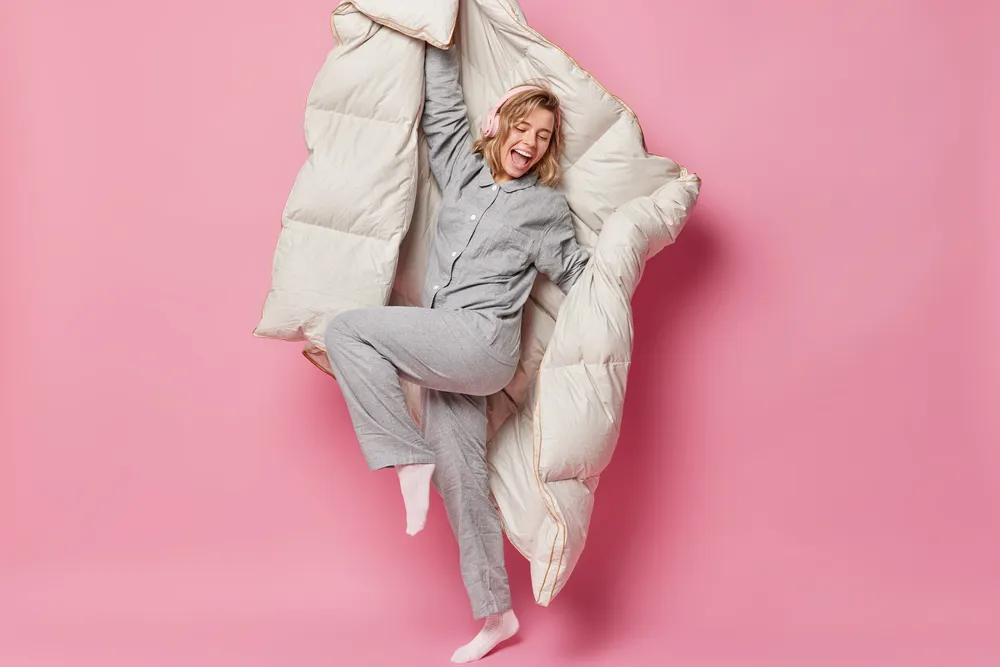 radosna wyspana kobieta zażywająca melatoninę