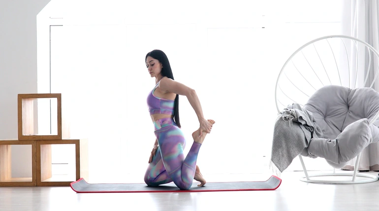 kobieta wykonująca ćwiczenia statyczne