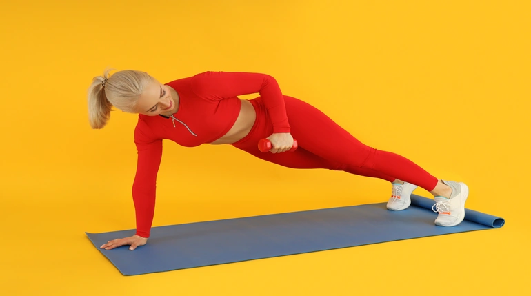 kobieta podczas wykonywania treningu izometrycznego