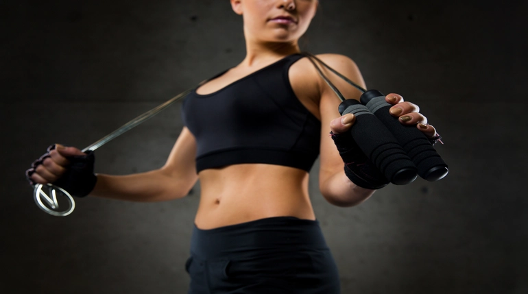 kobieta wykonująca trening funkcjonalny